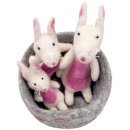 Hasenfamilie im Korb