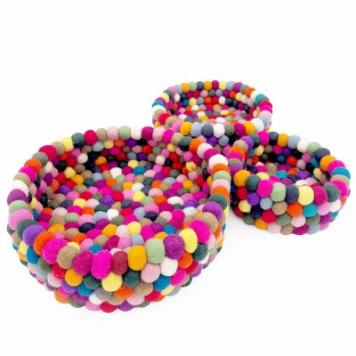 Korb aus Filzkugeln bunt