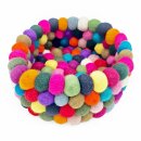 Korb aus Filzkugeln bunt