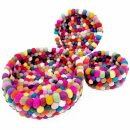Korb aus Filzkugeln bunt