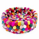 Korb aus Filzkugeln bunt