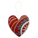 Filzanhänger rotes Herz, bestickt