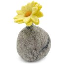 Filzblume auf Kiesel gelb