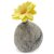 Filzblume auf Kiesel gelb