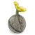Filzblume auf Kiesel gelb