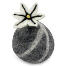 Filzblume auf Kiesel weiß