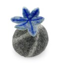 Filzblume auf Kiesel blau melange