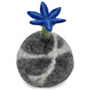 Filzblume auf Kiesel blau